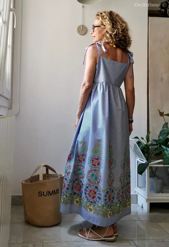 Abito lungo stile impero con bretelle in cotone a righe celesti - vestito leggero con ricamo - prendisole alla