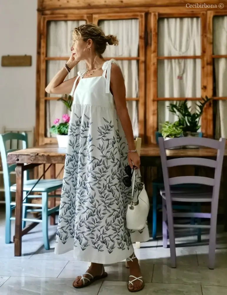 Abito prendisole bianco con foglie blu ricamate (Ref. 191) Media abbigliamento