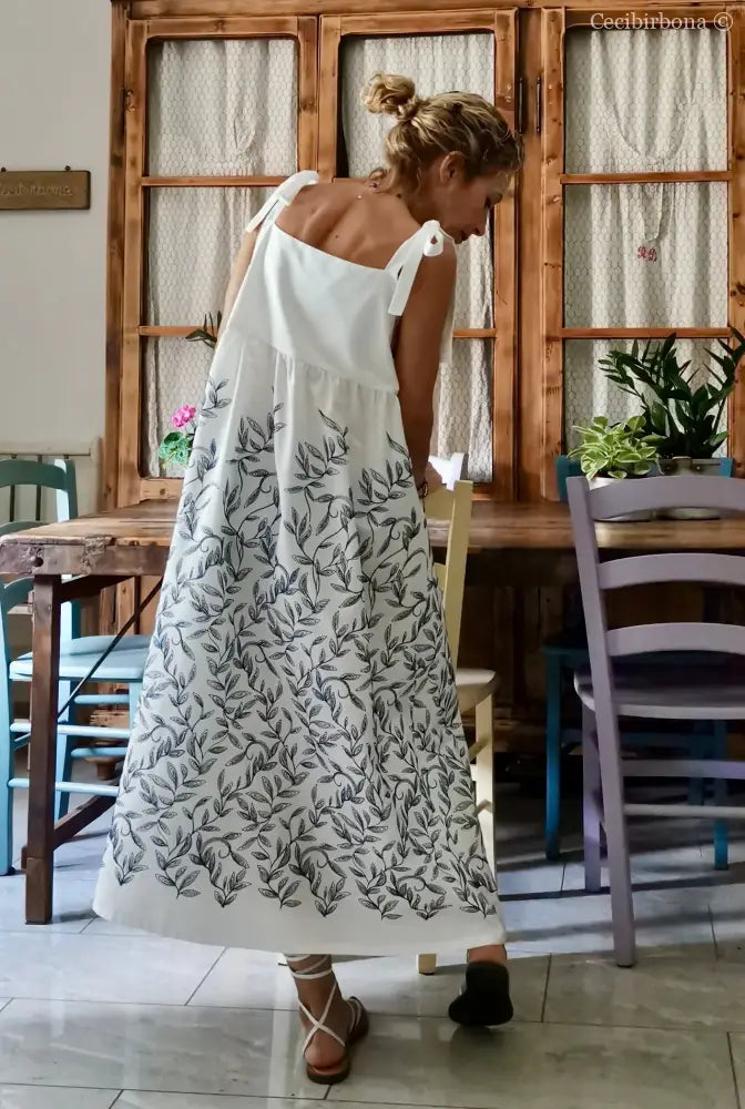 Abito prendisole bianco con foglie blu ricamate (Ref. 191) Media abbigliamento