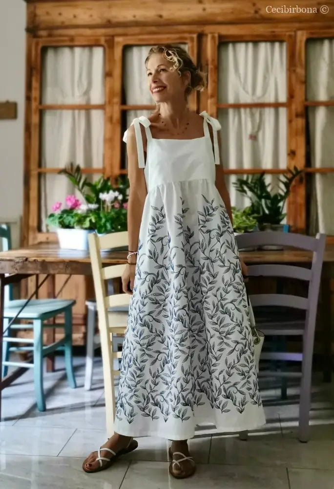 Abito prendisole bianco con foglie blu ricamate (Ref. 191) Media abbigliamento