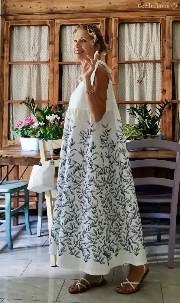 Abito prendisole bianco con foglie blu ricamate (Ref. 191) Media abbigliamento