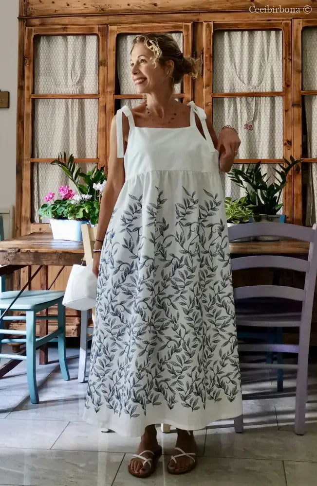 Abito prendisole bianco con foglie blu ricamate (Ref. 191) Media abbigliamento