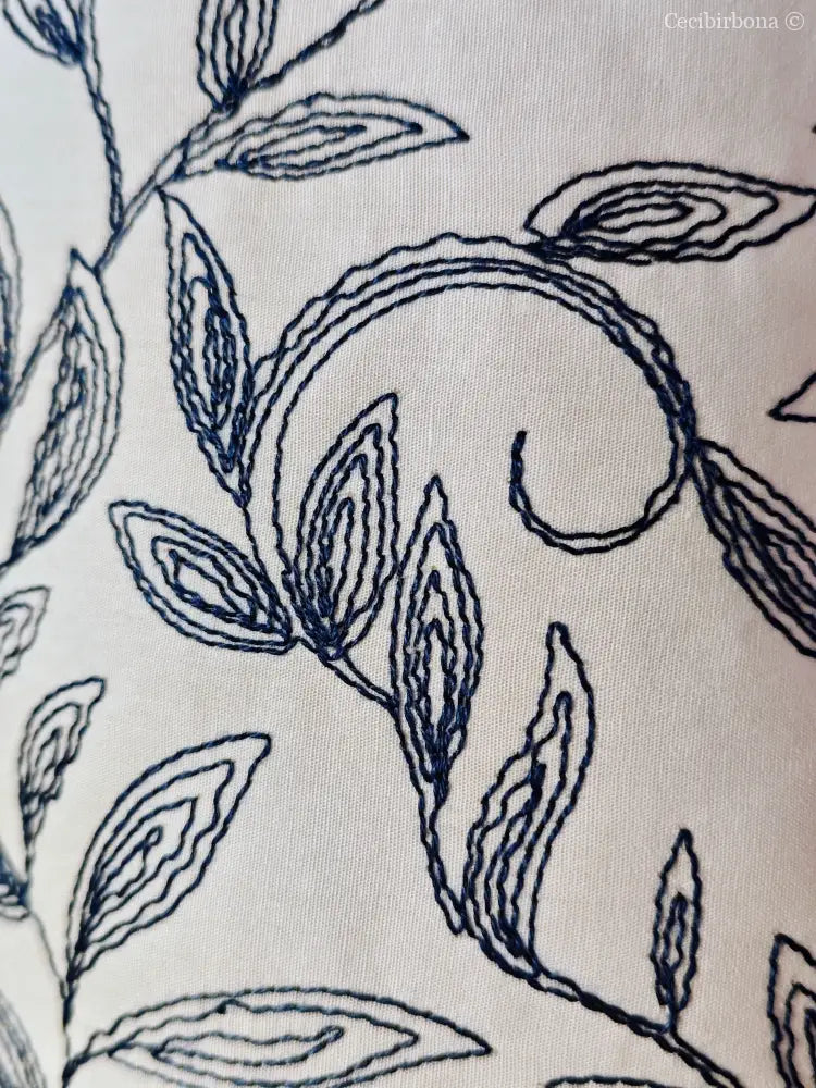 Abito prendisole bianco con foglie blu ricamate (Ref. 191) Media abbigliamento