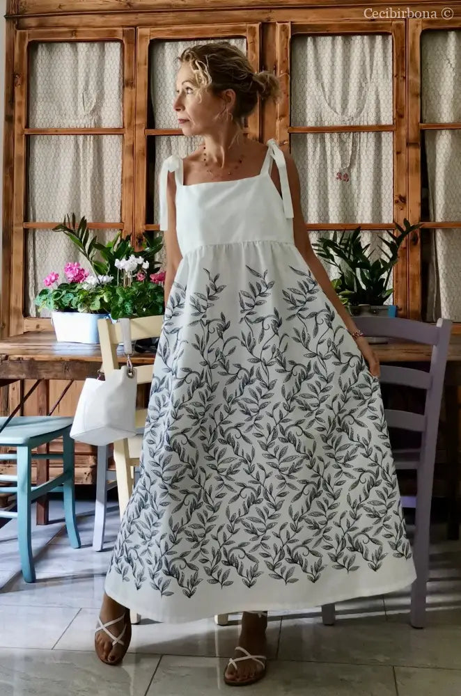 Abito prendisole bianco con foglie blu ricamate (Ref. 191) Media abbigliamento