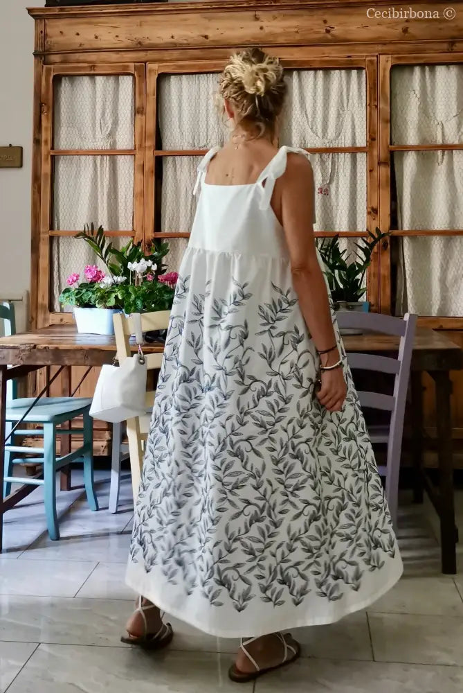 Abito prendisole bianco con foglie blu ricamate (Ref. 191) Media abbigliamento