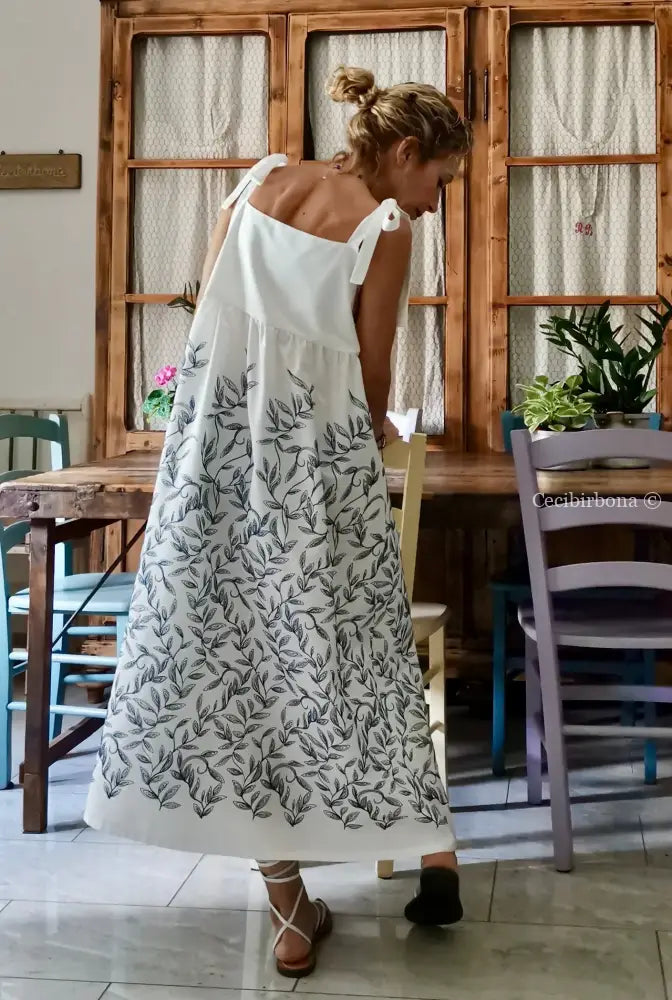 Abito prendisole bianco con foglie blu ricamate (Ref. 191) Media abbigliamento