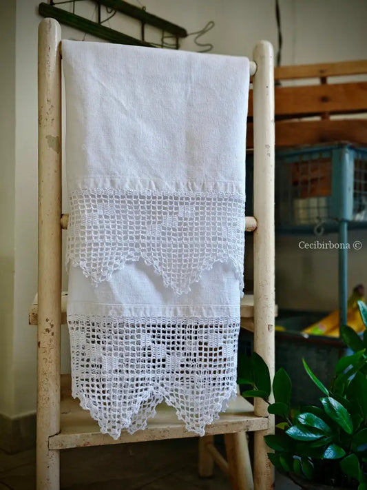 Asciugamano con balze ad uncinetto Asciugamano con balze ad uncinetto