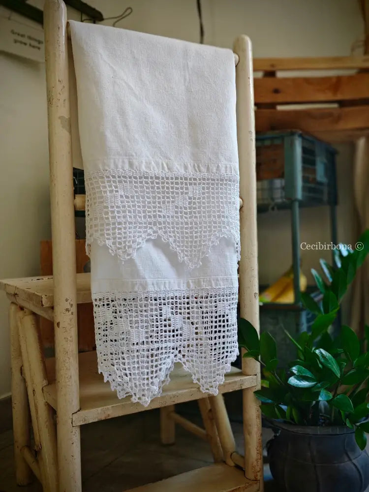 Asciugamano con balze ad uncinetto Asciugamano con balze ad uncinetto