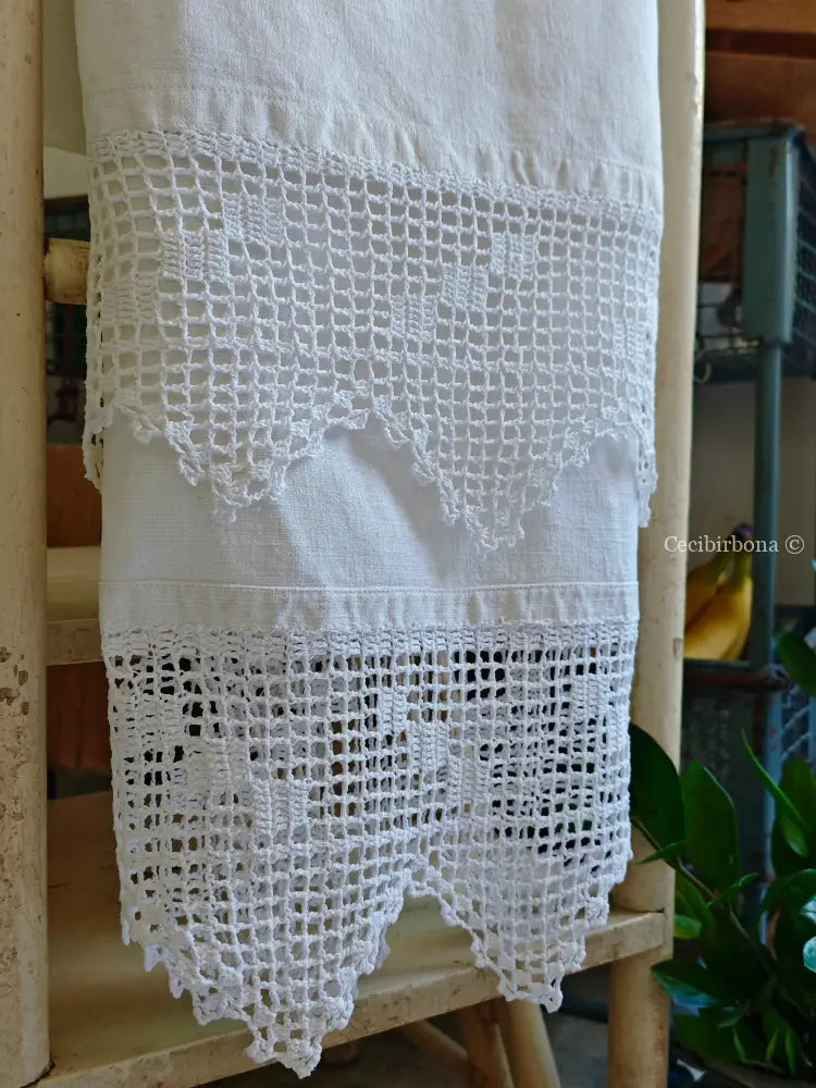 Asciugamano con balze ad uncinetto Asciugamano con balze ad uncinetto