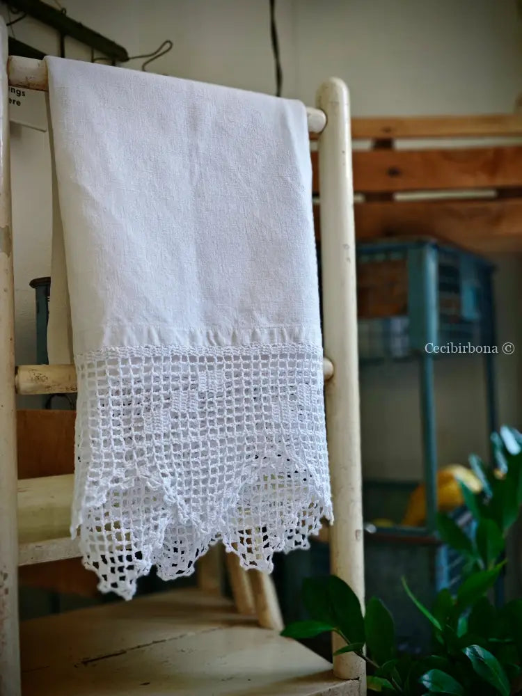 Asciugamano con balze ad uncinetto Asciugamano con balze ad uncinetto