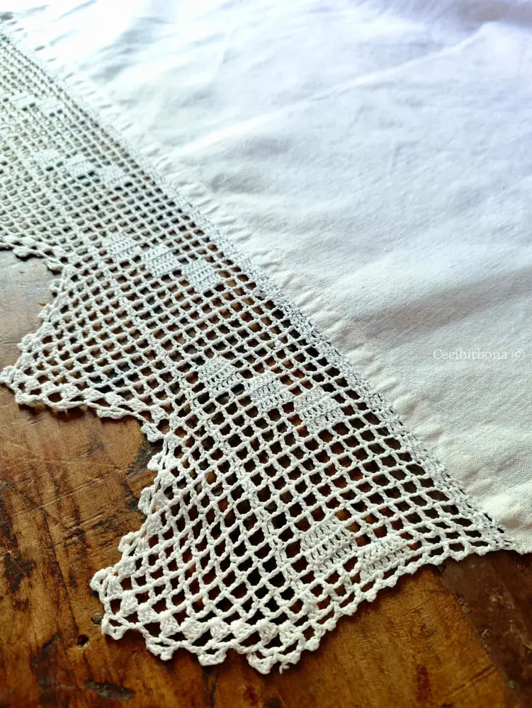 Asciugamano con balze ad uncinetto Asciugamano con balze ad uncinetto