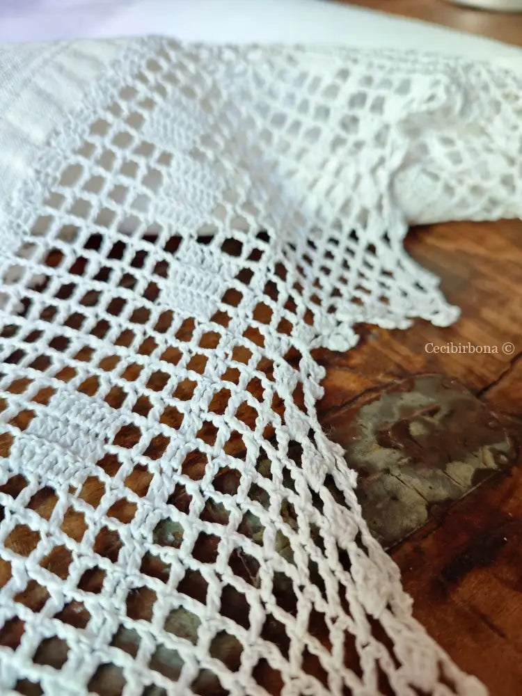 Asciugamano con balze ad uncinetto Asciugamano con balze ad uncinetto