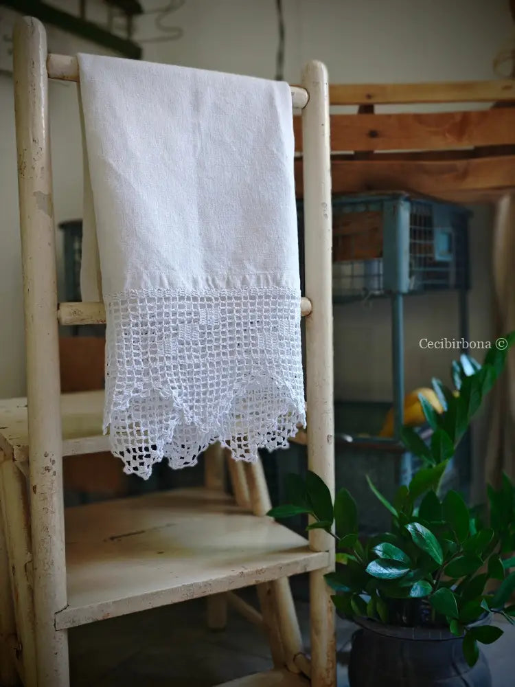 Asciugamano con balze ad uncinetto Asciugamano con balze ad uncinetto