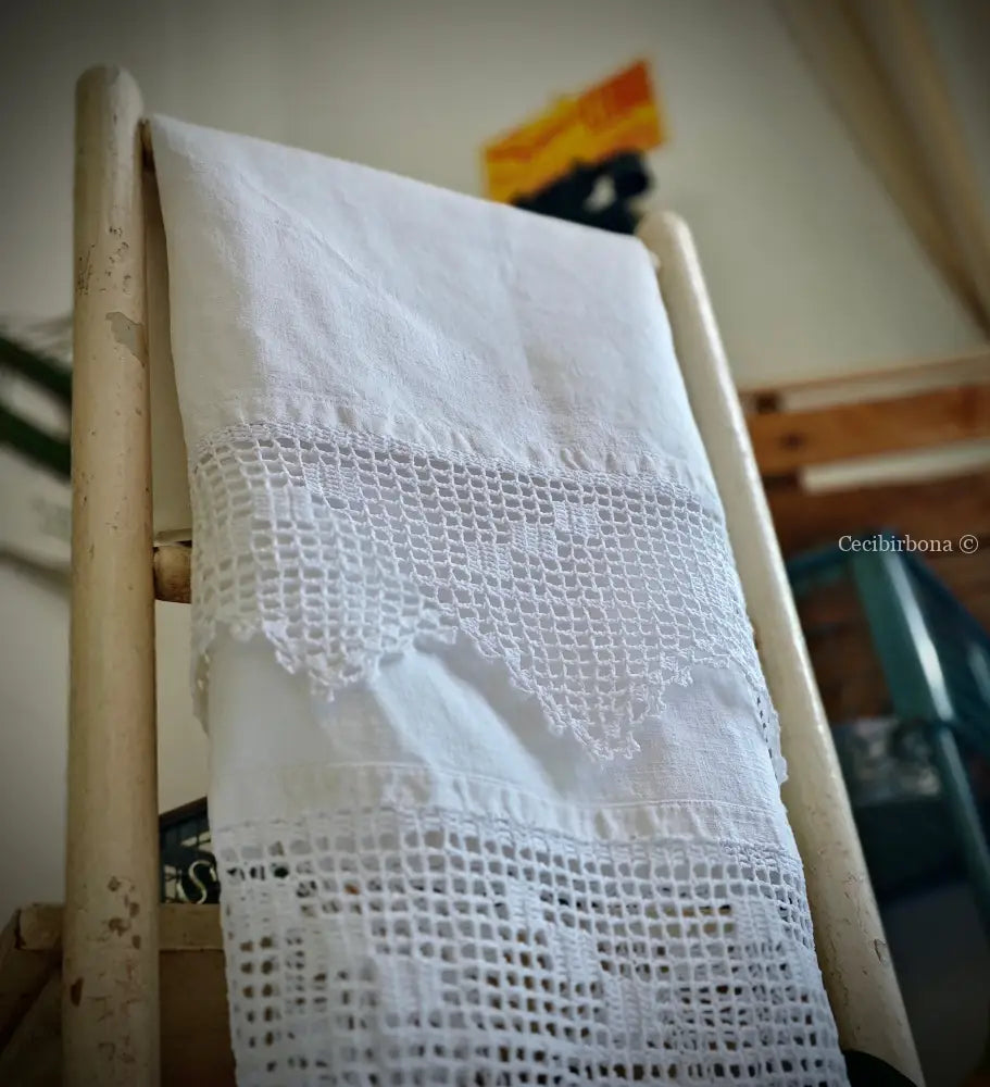 Asciugamano con balze ad uncinetto Asciugamano con balze ad uncinetto