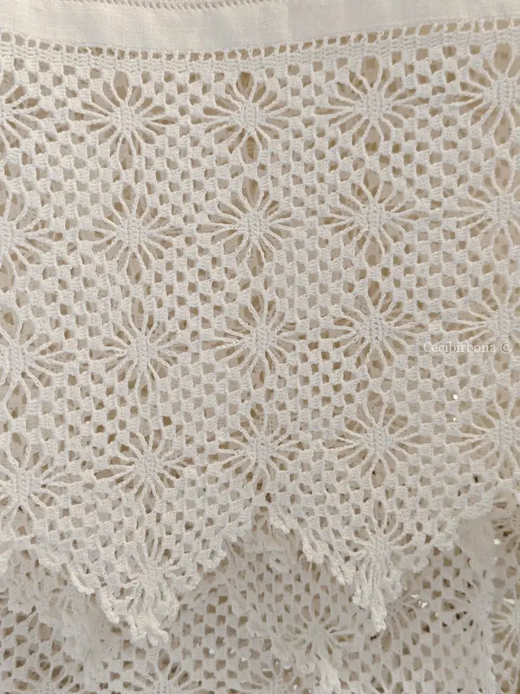 Asciugamano con balze ad uncinetto e monogramma CG Asciugamano con balze ad uncinetto