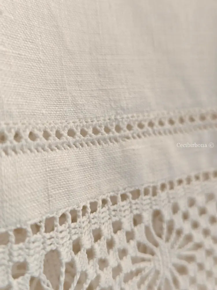 Asciugamano con balze ad uncinetto e monogramma CG Asciugamano con balze ad uncinetto