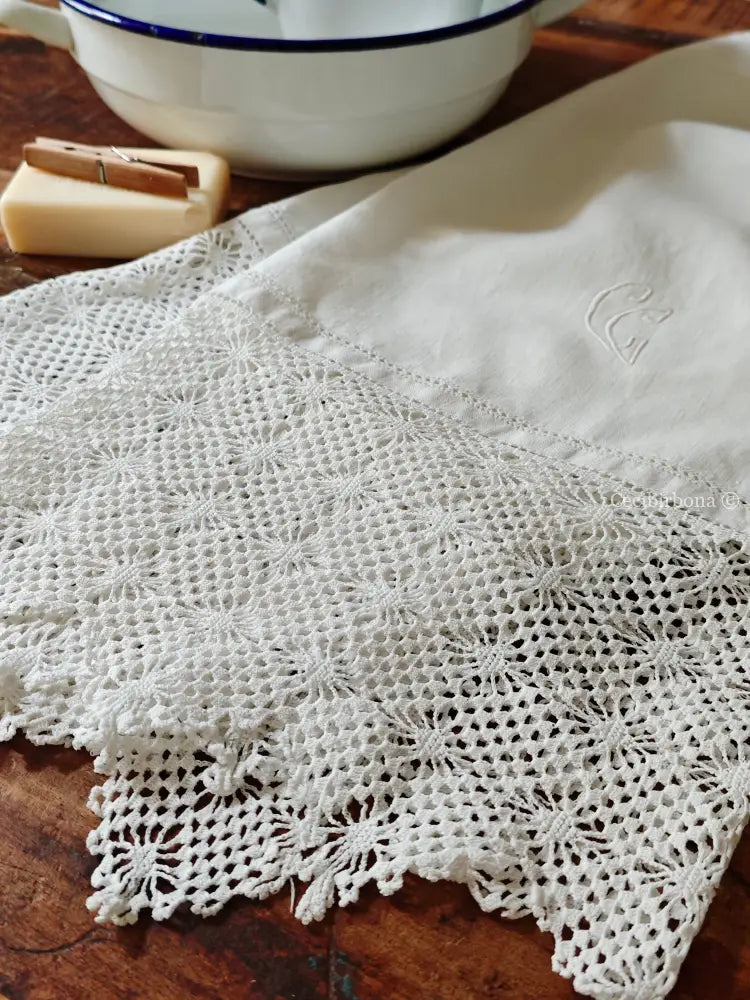 Asciugamano con balze ad uncinetto e monogramma CG Asciugamano con balze ad uncinetto