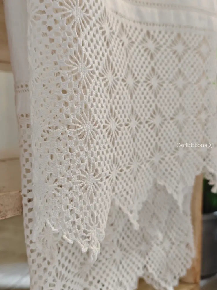 Asciugamano con balze ad uncinetto e monogramma CG Asciugamano con balze ad uncinetto