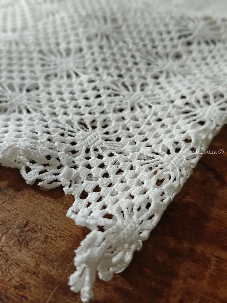 Asciugamano con balze ad uncinetto e monogramma CG Asciugamano con balze ad uncinetto