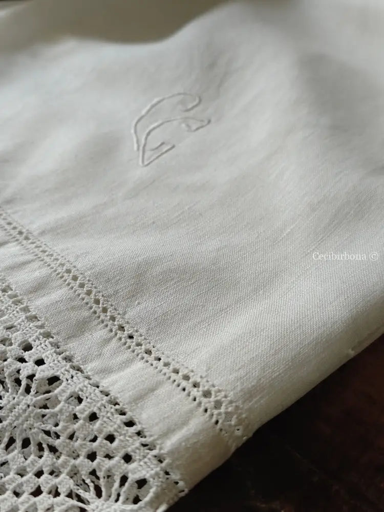 Asciugamano con balze ad uncinetto e monogramma CG Asciugamano con balze ad uncinetto