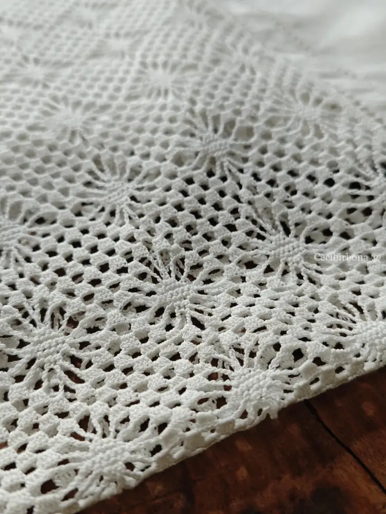 Asciugamano con balze ad uncinetto e monogramma CG Asciugamano con balze ad uncinetto