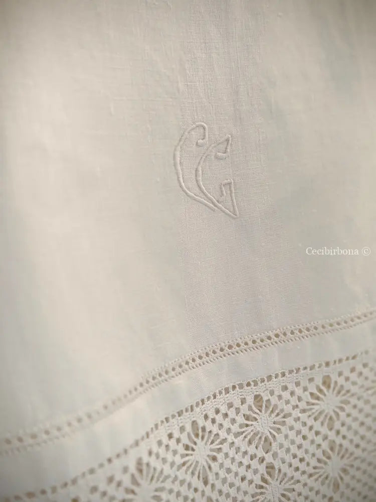 Asciugamano con balze ad uncinetto e monogramma CG Asciugamano con balze ad uncinetto