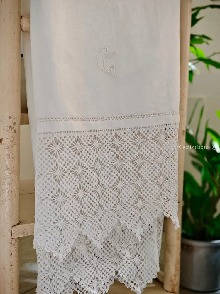 Asciugamano con balze ad uncinetto e monogramma CG Asciugamano con balze ad uncinetto