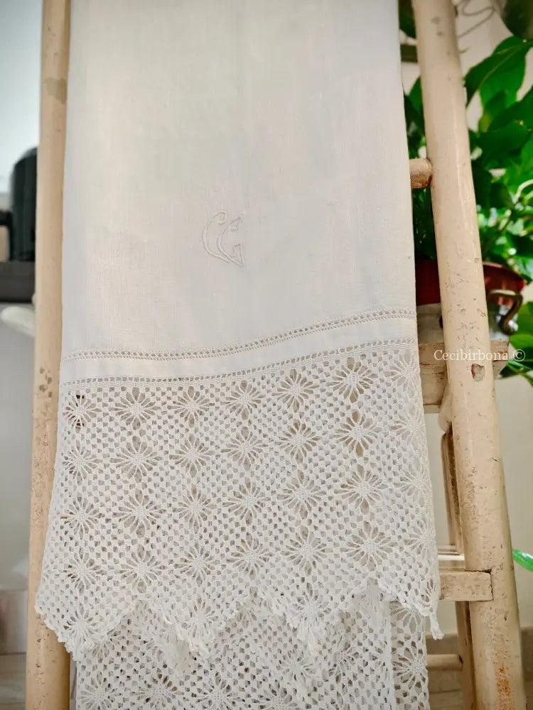 Asciugamano con balze ad uncinetto e monogramma CG Asciugamano con balze ad uncinetto