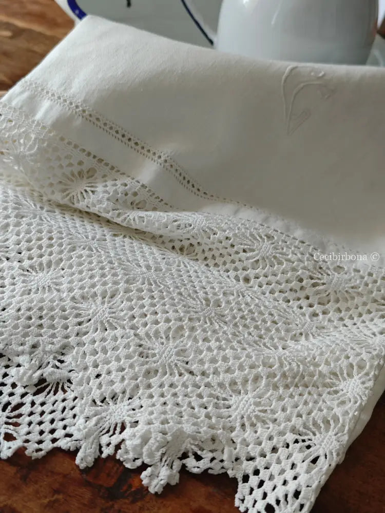 Asciugamano con balze ad uncinetto e monogramma CG Asciugamano con balze ad uncinetto