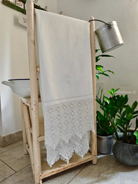 Asciugamano con balze ad uncinetto e monogramma CG Asciugamano con balze ad uncinetto