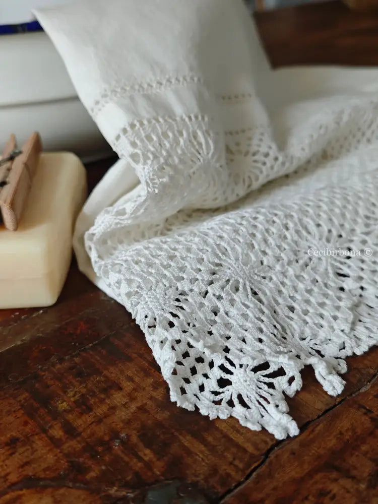 Asciugamano con balze ad uncinetto e monogramma CG Asciugamano con balze ad uncinetto