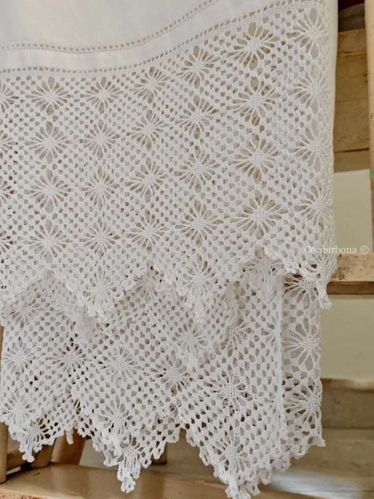 Asciugamano con balze ad uncinetto e monogramma CG Asciugamano con balze ad uncinetto