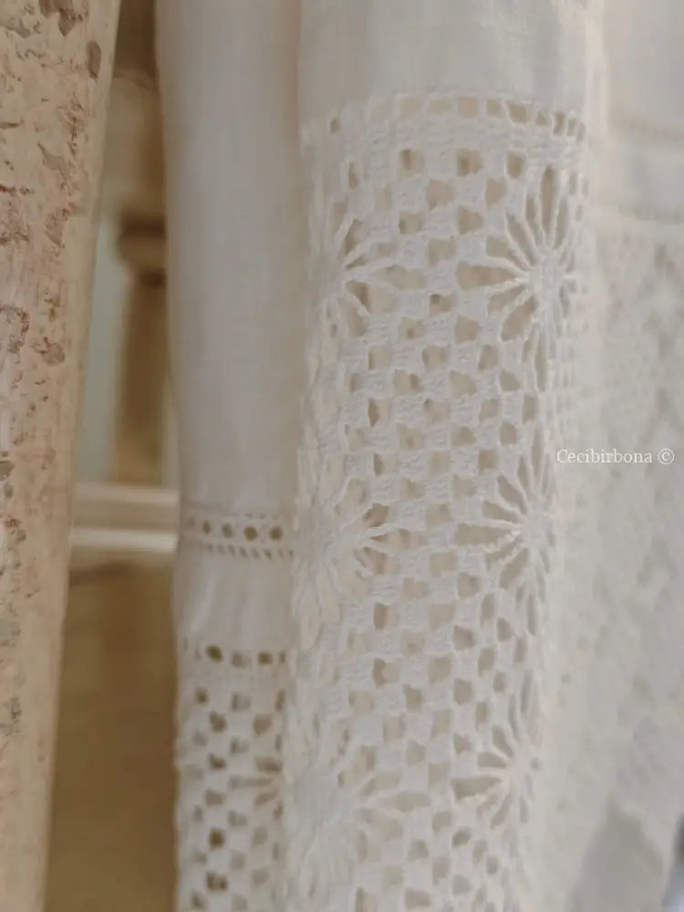 Asciugamano con balze ad uncinetto e monogramma CG Asciugamano con balze ad uncinetto