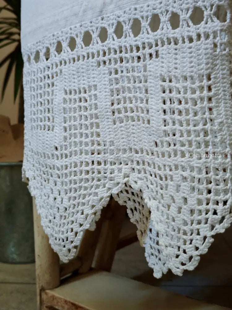 Asciugamano con balze ad uncinetto e monogramma CI Asciugamano con balze ad uncinetto