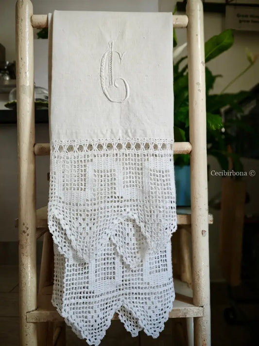Asciugamano con balze ad uncinetto e monogramma CI Asciugamano con balze ad uncinetto
