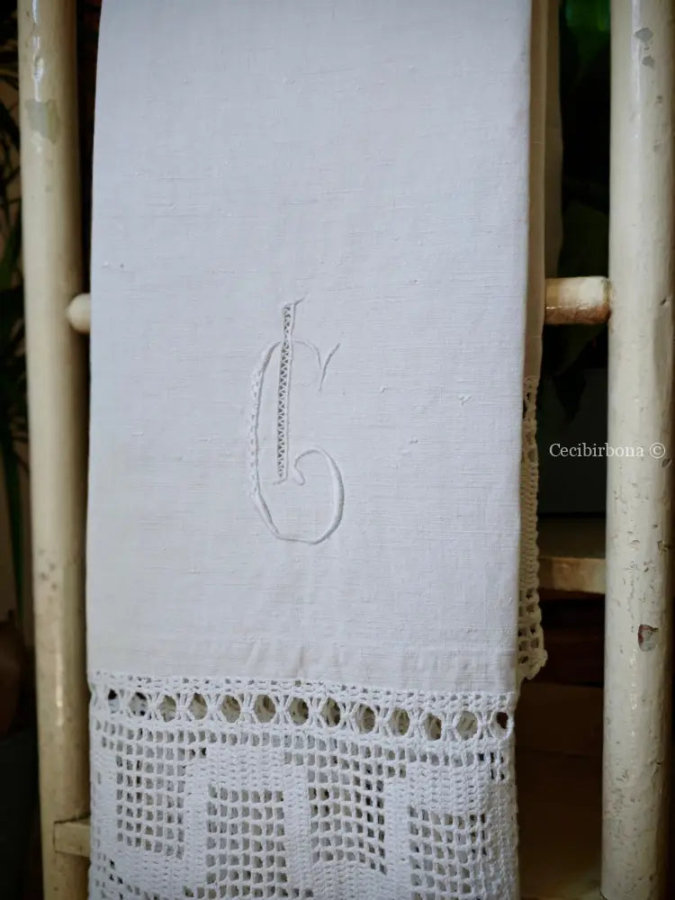 Asciugamano con balze ad uncinetto e monogramma CI Asciugamano con balze ad uncinetto