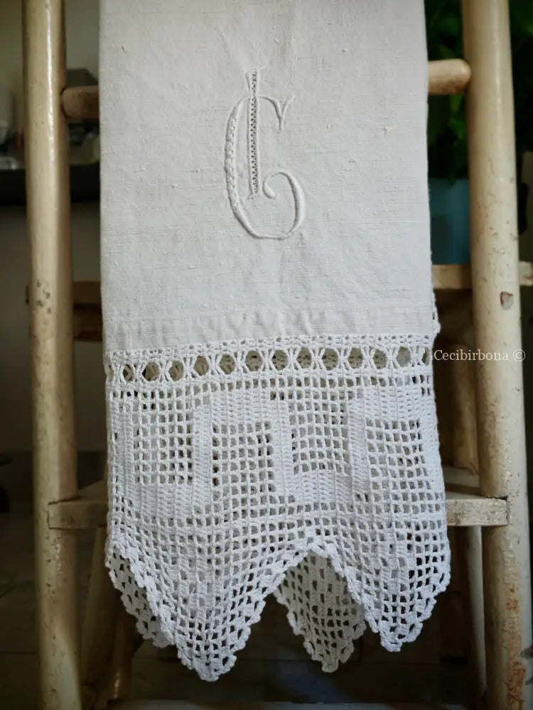 Asciugamano con balze ad uncinetto e monogramma CI Asciugamano con balze ad uncinetto
