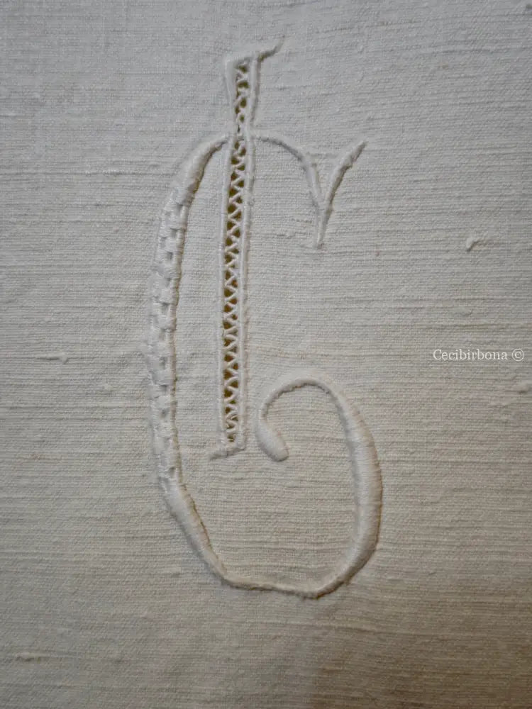 Asciugamano con balze ad uncinetto e monogramma CI Asciugamano con balze ad uncinetto