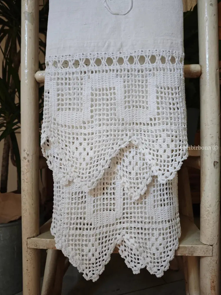 Asciugamano con balze ad uncinetto e monogramma CI Asciugamano con balze ad uncinetto