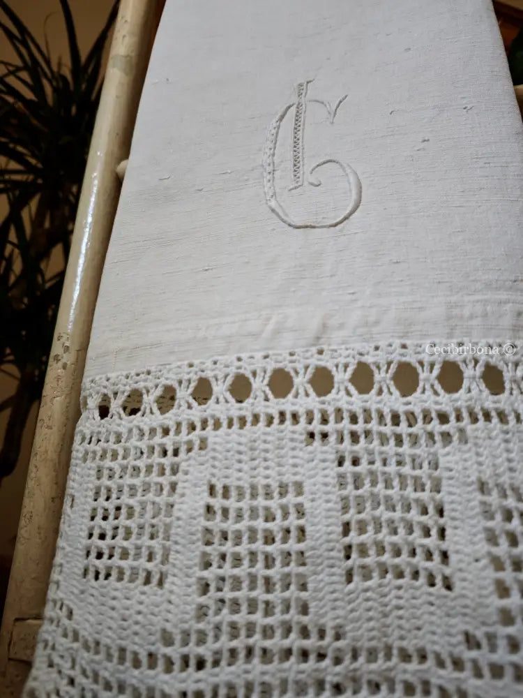 Asciugamano con balze ad uncinetto e monogramma CI Asciugamano con balze ad uncinetto