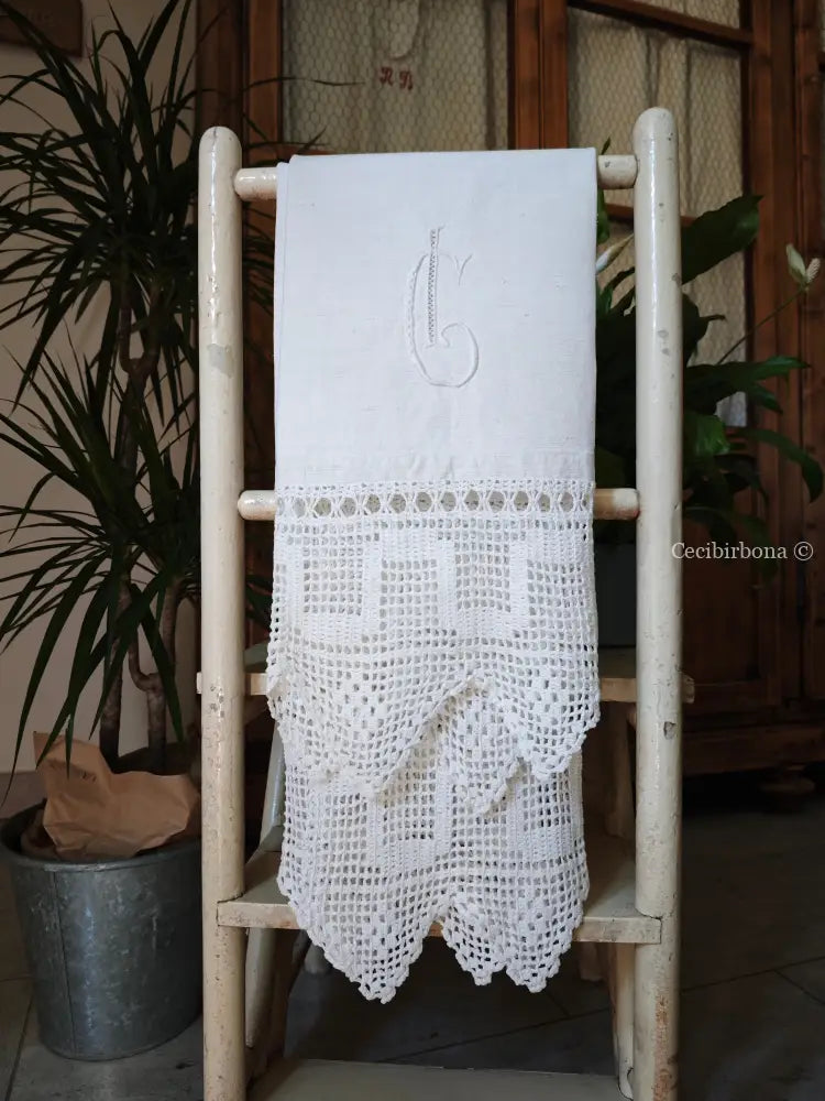 Asciugamano con balze ad uncinetto e monogramma CI Asciugamano con balze ad uncinetto