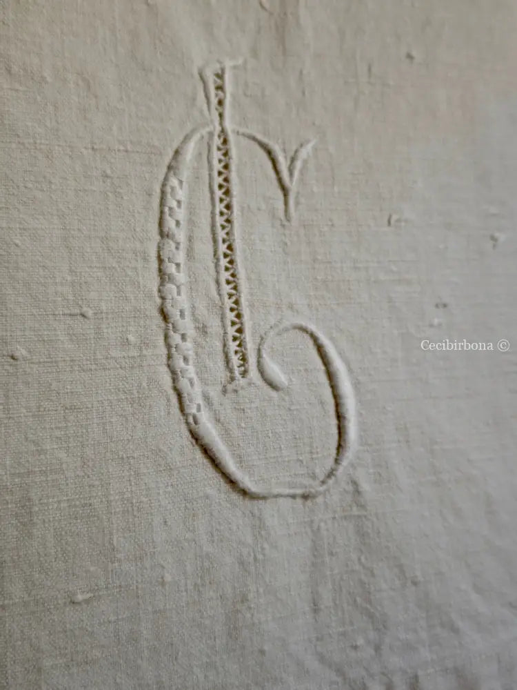 Asciugamano con balze ad uncinetto e monogramma CI Asciugamano con balze ad uncinetto