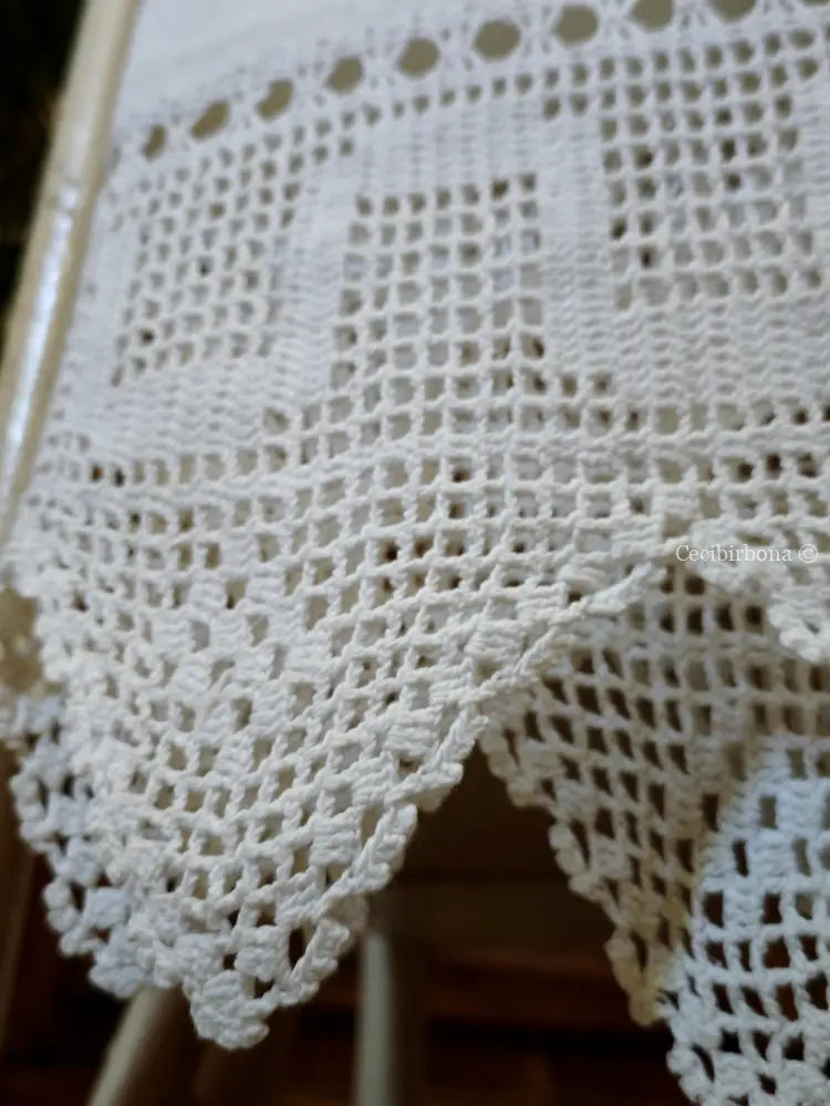 Asciugamano con balze ad uncinetto e monogramma CI Asciugamano con balze ad uncinetto