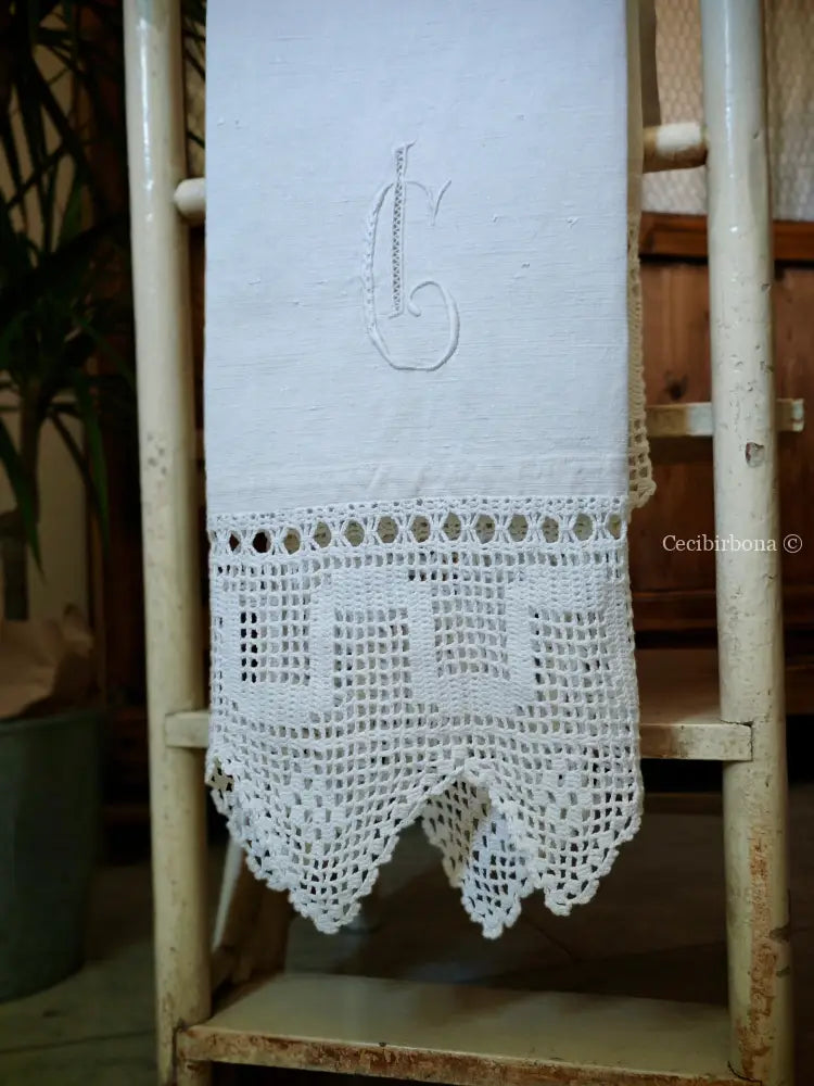 Asciugamano con balze ad uncinetto e monogramma CI Asciugamano con balze ad uncinetto