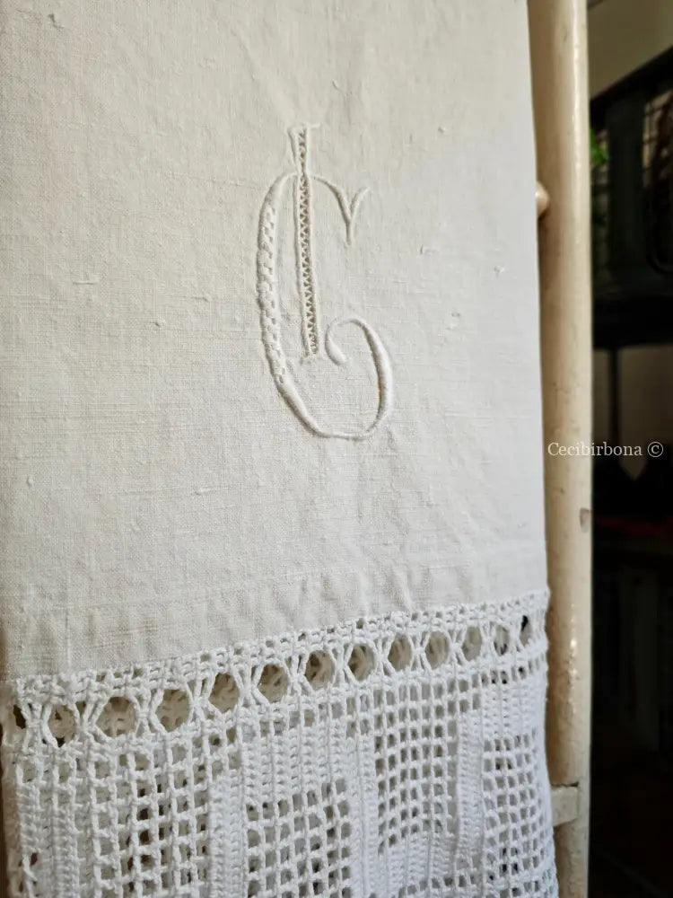 Asciugamano con balze ad uncinetto e monogramma CI Asciugamano con balze ad uncinetto