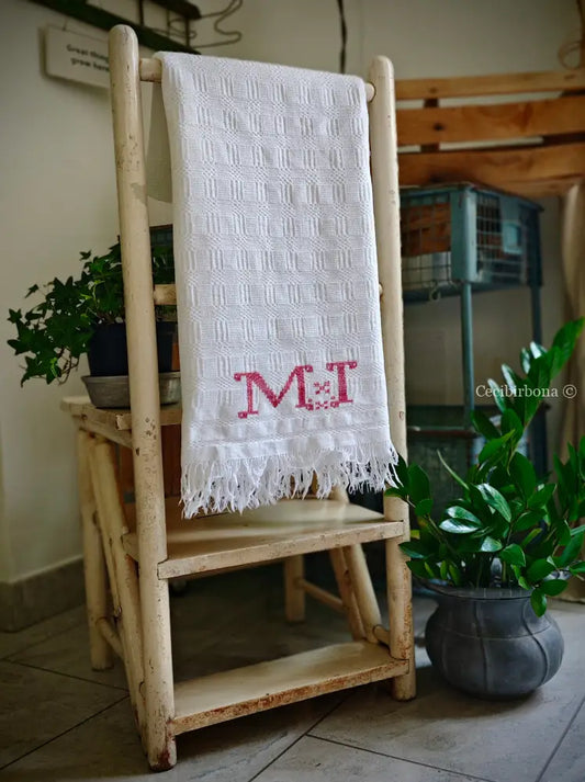 Asciugamano con monogramma rosa MT Asciugamano con monogramma MT