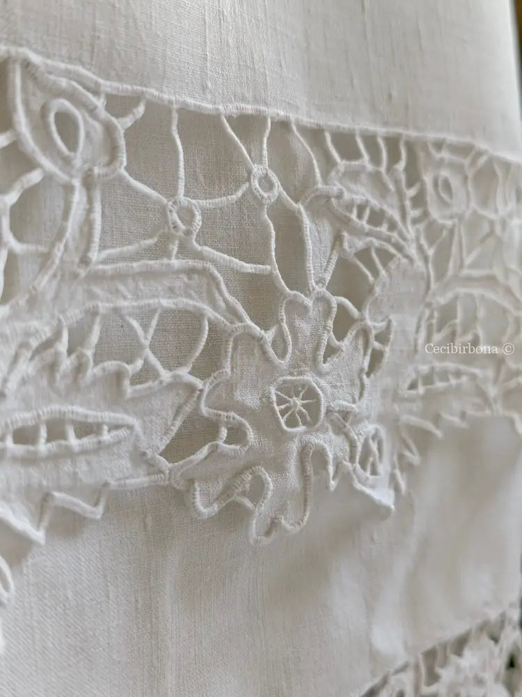 Asciugamano in lino con monogramma MT e ricamo ad intaglio Asciugamano in lino antico