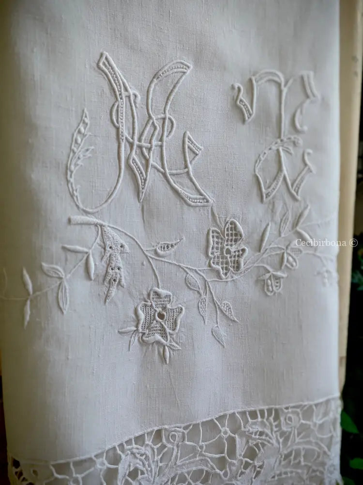 Asciugamano in lino con monogramma MT e ricamo ad intaglio Asciugamano in lino antico