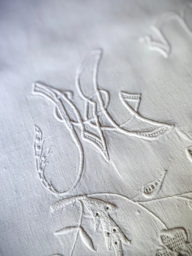 Asciugamano in lino con monogramma MT e ricamo ad intaglio Asciugamano in lino antico