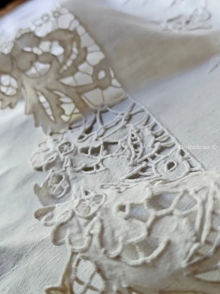 Asciugamano in lino con monogramma MT e ricamo ad intaglio Asciugamano in lino antico